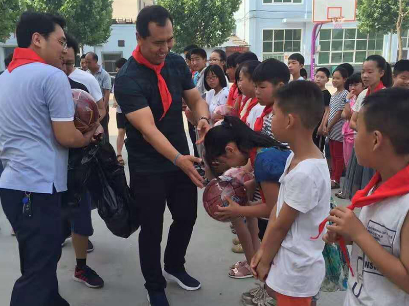 六一儿童节给康店镇贫困儿童送温暖